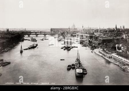 Vue sur Londres le long de la Tamise depuis le Tower Bridge Banque D'Images