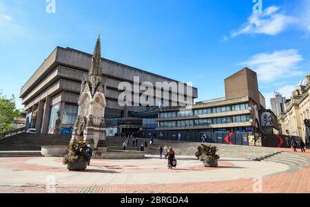 Chamberlain Square et l'ancienne bibliothèque centrale de Birmingham peu avant la démolition en 2016, en Angleterre Banque D'Images