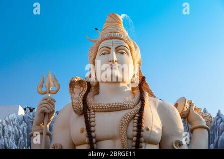 Seigneur Shiva statue au temple de Shiva Shivoham, situé dans la ville de Bangalore au Karnataka, Inde Banque D'Images