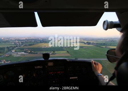 Les pilotes de Cessna dans le poste de pilotage prêts à atterrir Banque D'Images