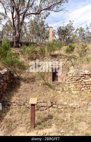 Les restes du four sur les ruines du moulin à or d'Adelong Creek Banque D'Images