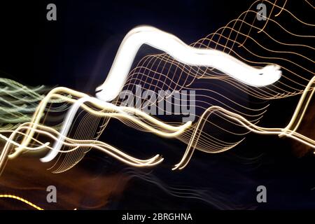 flux de lumière blanche ondulée adaptés à un arrière-plan abstrait Banque D'Images