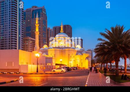 La Mosquée Al Noor est une mosquée principale situé sur le lagon de Khaled à la Buhaira Corniche dans la ville de Sharjah, Émirats arabes unis Banque D'Images