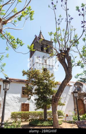 Architecture espagnole à l'église San Marcos entourée d'arbres, Tenerife - Iles Canaries Banque D'Images