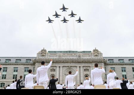 Annapolis, États-Unis d'Amérique. 20 mai 2020. Annapolis, États-Unis d'Amérique. 20 mai 2020. L'escadron de démonstration de vol de la marine américaine, les Blue Angels, survole Bancroft Hall à la fin de la cinquième épreuve d'assermentation pour la classe de l'Académie navale de 2020 en vertu de la COVID-19, règlement de distanciation sociale pandémique du coronavirus le 20 mai 2020 à Annapolis, Maryland. Environ 1,000 midshipmen seront diplômés et assermentés au cours de cinq événements et d'une cérémonie virtuelle. Crédit : Dana Legg/DOD photo/Alay Live News Banque D'Images