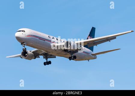 L'avion cargo Cargojet Boeing 767 débarque à l'aéroport de Londres Heathrow au-dessus de Cranford, Londres, Royaume-Uni, pendant le confinement de la COVID-19. Avion cargo Banque D'Images