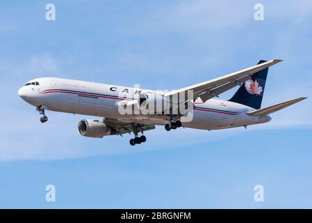 L'avion cargo Cargojet Boeing 767 débarque à l'aéroport de Londres Heathrow au-dessus de Cranford, Londres, Royaume-Uni, pendant le confinement de la COVID-19. Avion cargo Banque D'Images