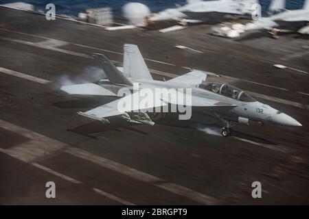 Un avion de chasse F/A-18F Super Hornet de la Marine américaine attaché aux espars de combat de l'Escadron d'avions de combat Strike 32 atterrit sur le pont de vol du porte-avions de la classe Nimitz USS Dwight D. Eisenhower pendant les opérations du 19 mai 2020 dans la mer d'Arabie. Banque D'Images