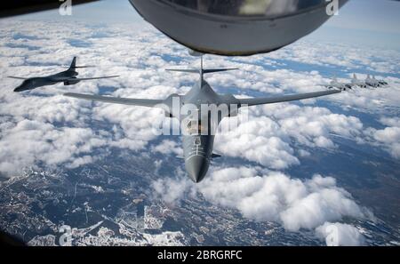 Mer Baltique, Suède. 20 mai 2020. Deux bombardiers furtifs B-1B de la Force aérienne des États-Unis de la 28e Escadre Bomb s'approchent d'un KC-135 Stratotanker ravitaillant lors d'une formation d'escorte manquante avec des avions de combat Jas 39 Griens des Forces armées suédoises le 20 mai 2020 au-dessus de la Suède. Crédit : Emerson Nuñez/US Air Force/Alay Live News Banque D'Images