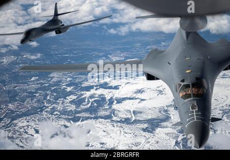 Mer Baltique, Suède. 20 mai 2020. Deux bombardiers furtifs B-1B de la Force aérienne des États-Unis de la 28e Escadre Bomb s'approchent d'un KC-135 Stratotanker ravitaillant lors d'une formation d'escorte manquante avec des avions de combat Jas 39 Griens des Forces armées suédoises le 20 mai 2020 au-dessus de la Suède. Crédit : Emerson Nuñez/US Air Force/Alay Live News Banque D'Images