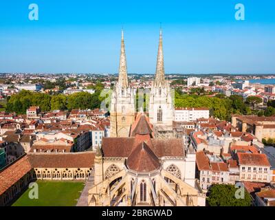 La Cathédrale de Saint Mary ou Notre Dame de Bayonne vue panoramique aérienne, église catholique romaine dans la ville de Bayonne en France Banque D'Images