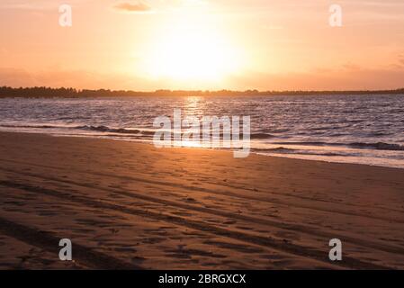 Coucher de soleil rouge sur une plage à Fidji. La plage de Nadi, Viti Levu, Fidji. Juste avant le coucher du soleil. Banque D'Images