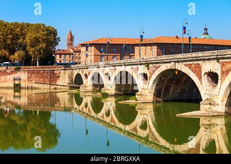 Le Pont Neuf ou le nouveau pont est un pont du 16ème siècle par le biais de la Garonne à Toulouse, ville du sud de la France Banque D'Images