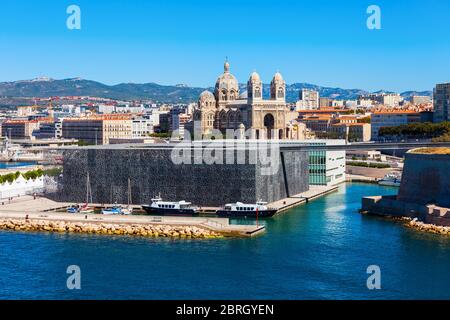 Musée des civilisations européennes et méditerranéennes et Cathédrale de Marseille à Marseille Banque D'Images