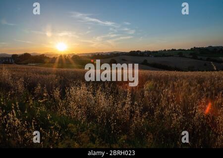 COUCHER DE SOLEIL DANS LA VALLÉE ANCIENNE DE TERNI Banque D'Images