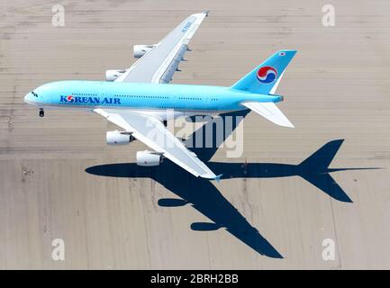 Korean Air Airbus A380 sur l'approche finale de l'aéroport de LAX. L'avion et son ombre vue d'en haut. Plus grand avion de transport de passagers. Compagnie aérienne de Corée Banque D'Images