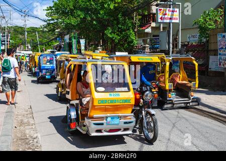 BORACAY, PHILIPPINES - 04 MARS 2013 : tricycle dans la rue principale de l'île de Boracay. Tricycle est un taxi public très populaire aux Philippines. Banque D'Images