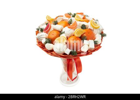 Le bouquet original créé à partir de guimauves, de zephyr, de marmelade et de mandarines est placé dans un vase sur fond blanc. Banque D'Images