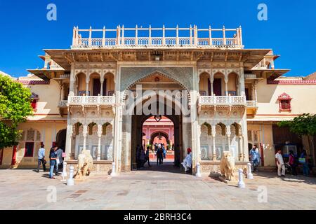 JAIPUR, INDE - 09 OCTOBRE 2013 : porte d'entrée du palais de la ville de Jaipur dans l'État du Rajasthan en Inde Banque D'Images