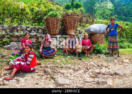 POKHARA, NÉPAL - 26 MAI 2012 : les agricultrices népalaises non identifiées ont un repos après avoir travaillé dans un champ de riz près de la ville de Pokhara, au Népal Banque D'Images