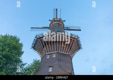 Gooyer Windmill Landmark à Amsterdam pays-Bas à Dusk Banque D'Images