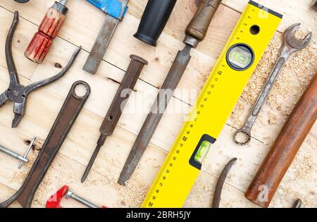 Détail d'un ensemble d'outils de menuiserie placés sur un bois de pin naturel. Concept de travail et de bricolage. Banque D'Images