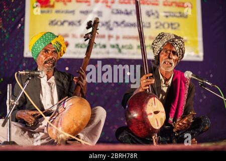 HAMPI, INDE - 20 février 2012 : des musiciens qui jouent de la musique traditionnelle indienne à Hampi en Inde au festival Holi Banque D'Images