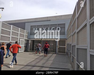 TIJUANA, MEXIQUE - le 25 AVRIL 2017 : des piétons traversent la porte du tourniquet qui décolle de San Ysidro, en Californie, jusqu'à Tijuana, au Mexique. Ce poste frontalier i Banque D'Images