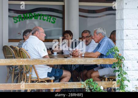 Saint-Palais-sur-Mer, France : personnes ayant du café et du vin à l'extérieur d'un café dans le centre-ville, près du marché. Banque D'Images