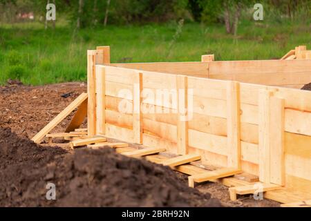 Coffrage en bois pour créer des fondations en bandes pour une nouvelle base de maison. Construction de maison depuis le concept de commencement Banque D'Images