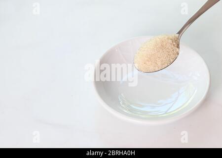 Une cuillerée de sucre, sucre granulé non raffiné - Sally Lunn Baking série d'images Banque D'Images