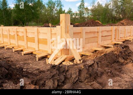 Coffrage en bois pour créer des fondations en bandes pour une nouvelle base de maison. Construction de maison depuis le concept de commencement Banque D'Images