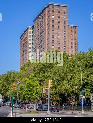 Bushwick Houses, un projet de logement de NYCHA exploité à Brooklyn. Le taux de mortalité de COVID-19 rapporté dans les complexes de la New York City Housing Authority (NYCHA) est plus de deux fois plus que celui de New York, les données, Qui comprend les cas et les décès liés au COVID-19 dans chaque complexe de NYCHA, a été libéré par le bureau du maire Bill de Blasio près de trois mois après que le virus a frappé Manhattan. (Photo par Erik McGregor/Sipa USA) Banque D'Images