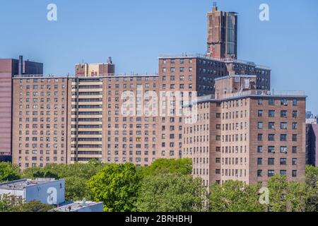 Bushwick Houses, un projet de logement de NYCHA exploité à Brooklyn. Le taux de mortalité de COVID-19 rapporté dans les complexes de la New York City Housing Authority (NYCHA) est plus de deux fois plus que celui de New York, les données, Qui comprend les cas et les décès liés au COVID-19 dans chaque complexe de NYCHA, a été libéré par le bureau du maire Bill de Blasio près de trois mois après que le virus a frappé Manhattan. (Photo par Erik McGregor/Sipa USA) Banque D'Images