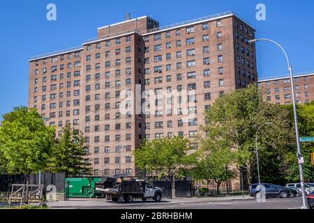 Bushwick Houses, un projet de logement de NYCHA exploité à Brooklyn. Le taux de mortalité de COVID-19 rapporté dans les complexes de la New York City Housing Authority (NYCHA) est plus de deux fois plus que celui de New York, les données, Qui comprend les cas et les décès liés au COVID-19 dans chaque complexe de NYCHA, a été libéré par le bureau du maire Bill de Blasio près de trois mois après que le virus a frappé Manhattan. (Photo par Erik McGregor/Sipa USA) Banque D'Images