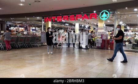 Gyor Hongrie 05 21 2020: Les gens entrent dans un interspar. Banque D'Images