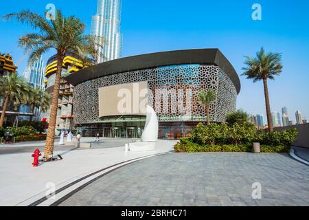 DUBAI, Émirats Arabes Unis - 24 FÉVRIER 2019 : l'Opéra de Dubaï est un centre des arts de la scène situé dans le centre-ville de Dubaï, aux Émirats Arabes Unis Banque D'Images