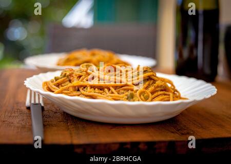 Gros plan de la assiette de spaghetti à la baleine avec du thon et des olives Banque D'Images