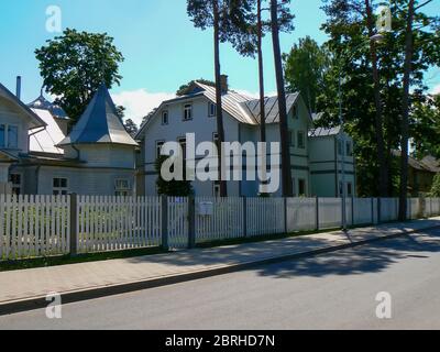 Maisons dans la ville balnéaire de Jurmala en Lettonie Banque D'Images