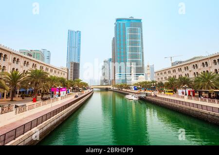 SHARJAH, eau - 01 MARS 2019 : promenade du canal Al Qasba dans le centre-ville de Sharjah aux Émirats arabes Unis ou aux Émirats arabes Unis Banque D'Images