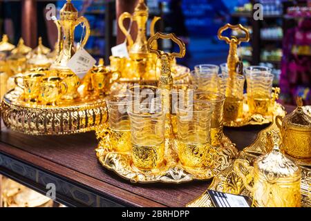 Dubaï, Émirats arabes unis - Mars 02, 2019 : pot de thé arabe traditionnelle en souvenir du devoir dans l'Aéroport International de Dubaï aux Émirats Banque D'Images