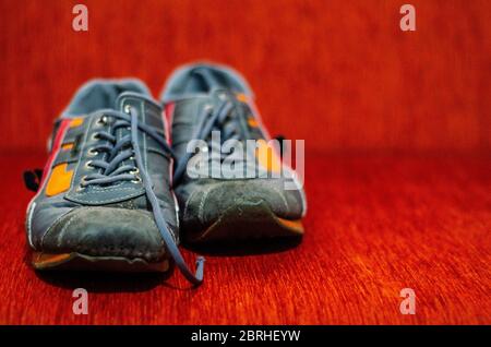 Chaussures de sport anciennes et colorées, mode, GYM Banque D'Images