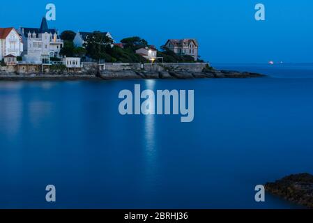 Saint-Palais-sur-Mer, France : paysage maritime paisible avec des maisons locales caractéristiques près de la plage du Bureau en centre ville, la nuit. Banque D'Images