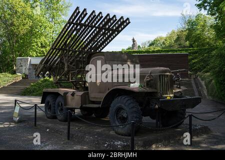 BM-13 lance-roquettes multiples Katyusha, basé sur un camion ZIL-157 au site de la bataille des hauteurs de Seelow pendant la Seconde Guerre mondiale. Banque D'Images