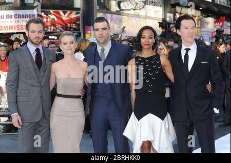 Chris Pine, Alice Eve, Zachary Quinto, Zoe Saldana et Benoît Cumberbatch assistent à la première internationale de Star Trek in Darkness. Banque D'Images