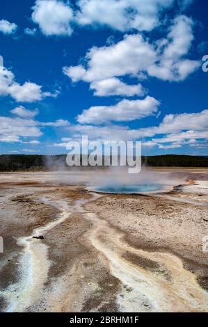 Petite source chaude bleue sous un ciel de Cludy Banque D'Images