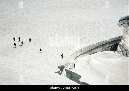 crevasse dans un glacier avec un groupe de personnes Banque D'Images