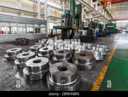 Pékin, province chinoise de Zhejiang. 16 février 2020. Les gens travaillent dans une usine de Baoding Technology Co., Ltd. À Tangqi Town, dans le district de Yuhang, dans la ville de Hangzhou, dans la province de Zhejiang, en Chine orientale, le 16 février 2020. Crédit: Xu Yu/Xinhua/Alay Live News Banque D'Images