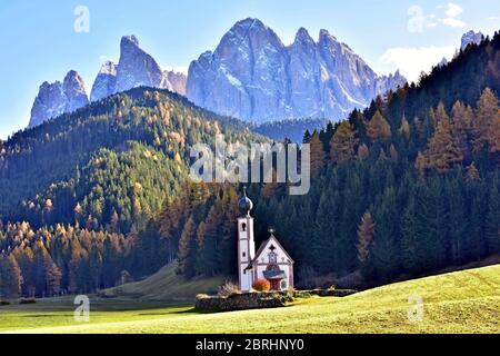 Italie Tyrol du Sud - Dolomites Val di Funes Église de Santa Maddalena Banque D'Images