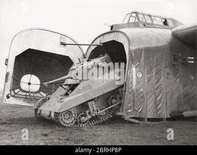 Photographie vintage Seconde Guerre mondiale - T-19 réservoir de Locust émergeant d'un doré de Hamilcar Banque D'Images